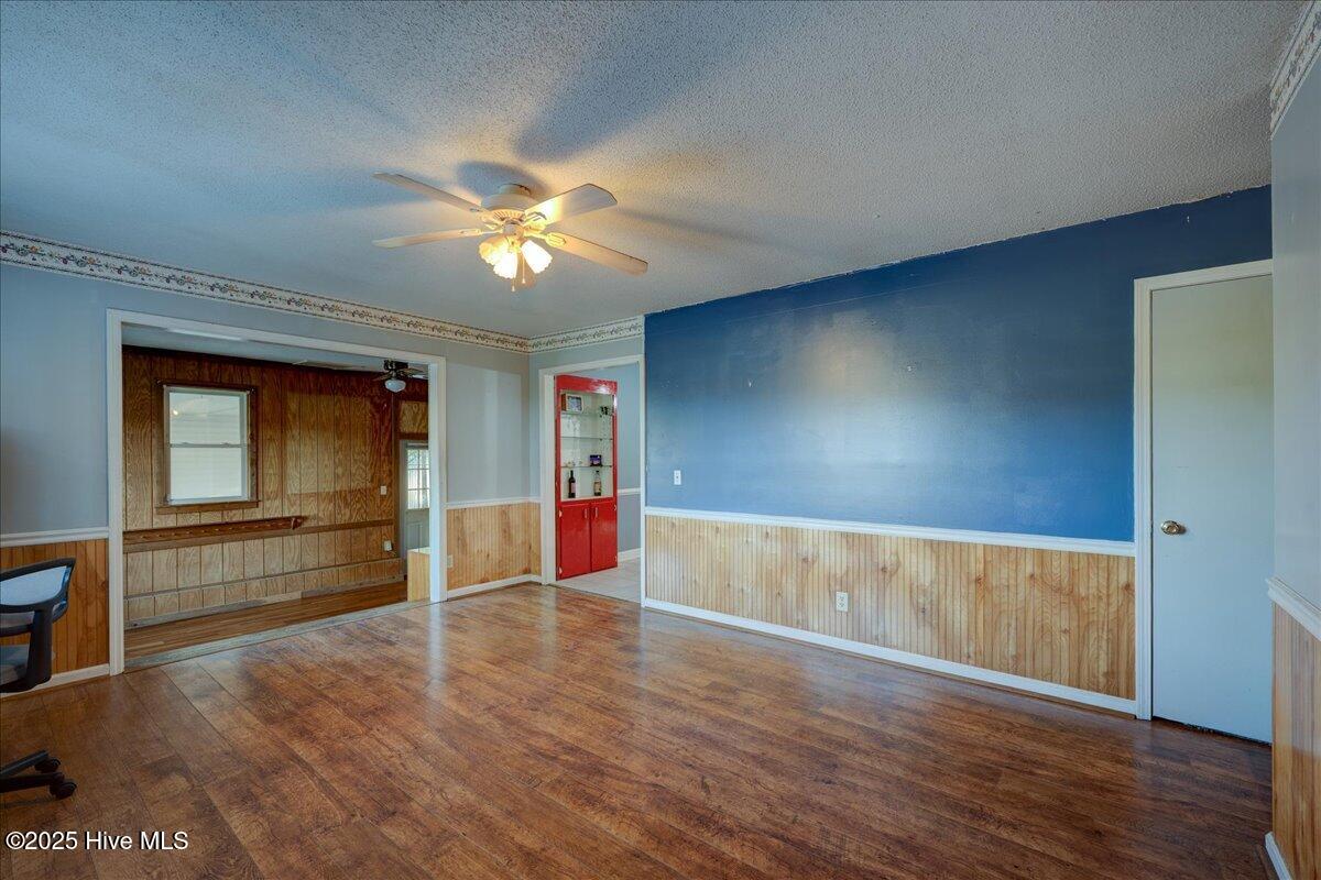707 Clermont Road New Bern, NC 28560 - Photo 10 of 34 Front entry/ Living room