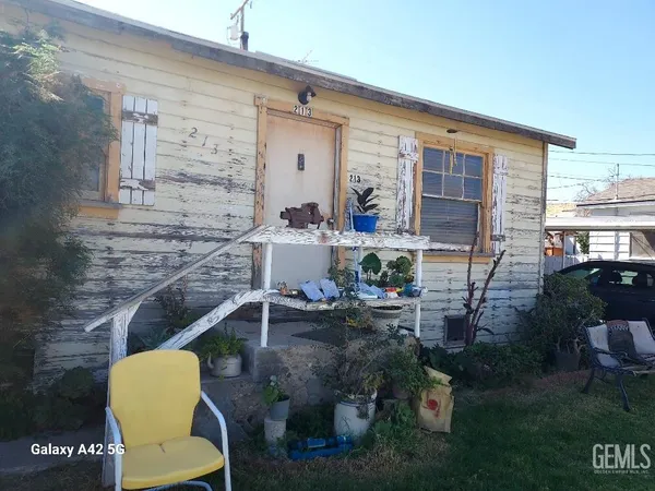 a view of a chairs and table in backyard