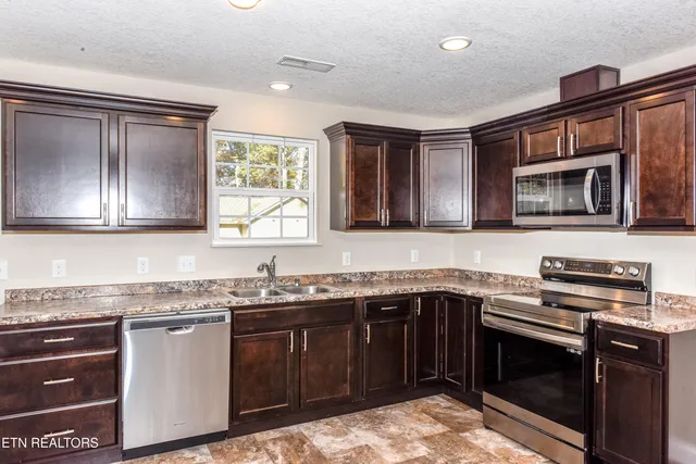 $369,999 | 2201 Ridgecrest Drive, Maryville, TN 37803