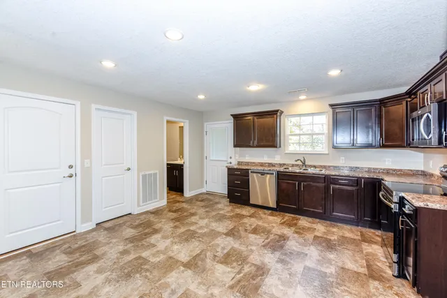 $369,999 | 2201 Ridgecrest Drive, Maryville, TN 37803