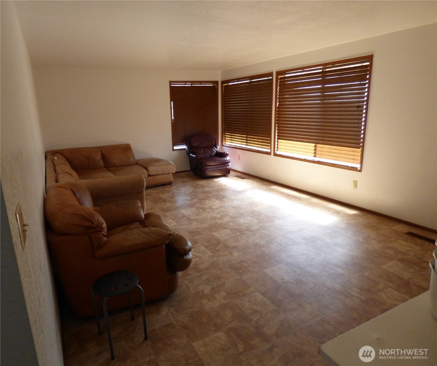 543 Jack Wells Road Bridgeport, WA 98813 - Photo 14 of 24 a living room with furniture