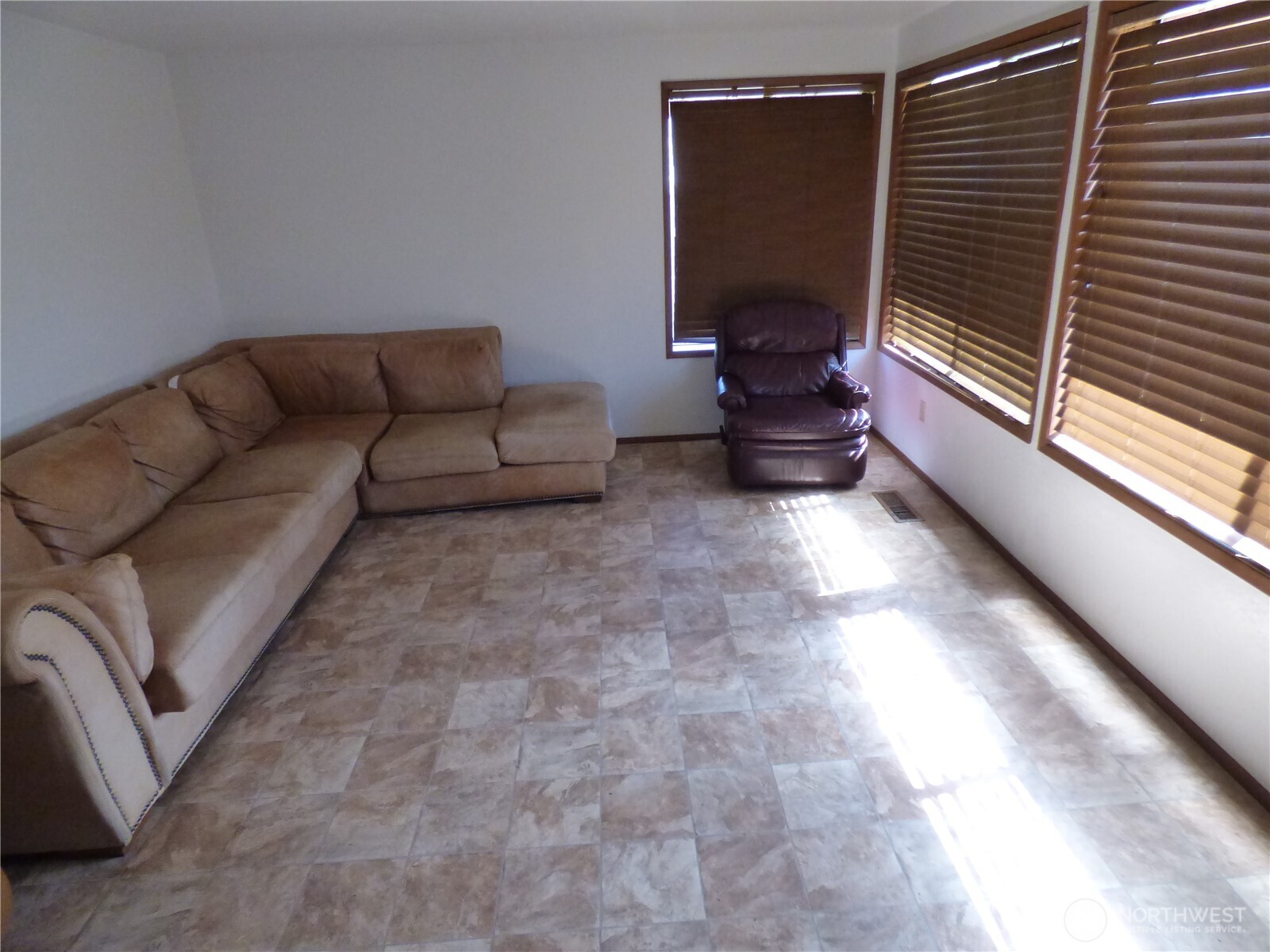 543 Jack Wells Road Bridgeport, WA 98813 - Photo 15 of 24 a living room with furniture