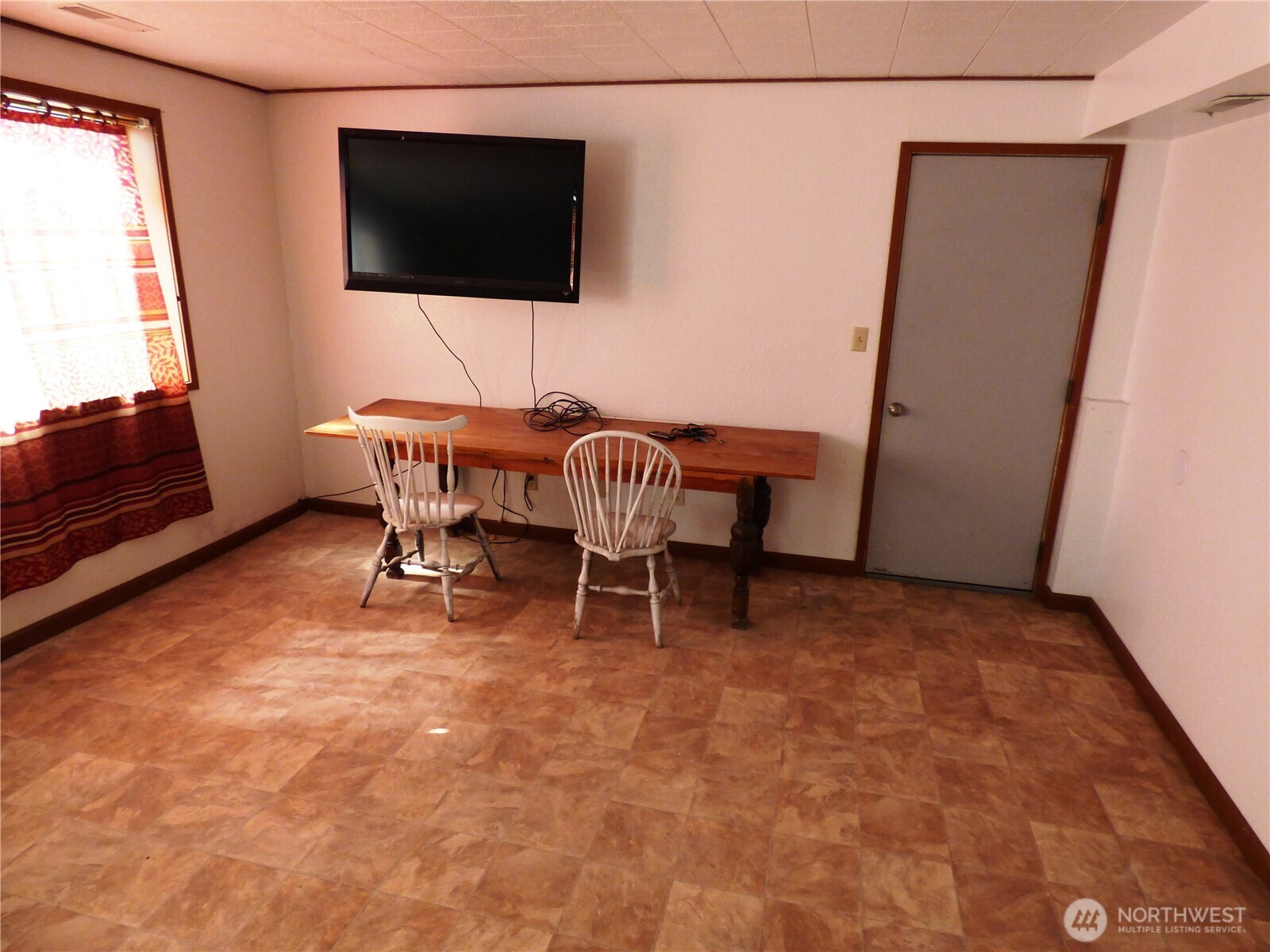 543 Jack Wells Road Bridgeport, WA 98813 - Photo 16 of 24 a living room with furniture and a flat screen tv