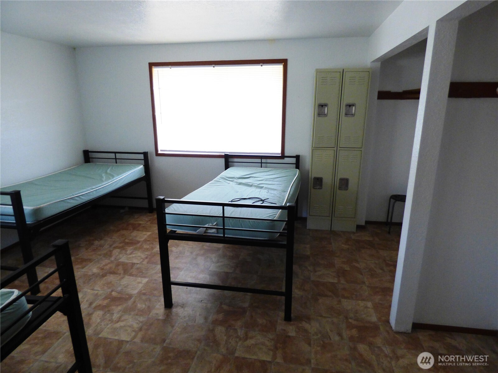 543 Jack Wells Road Bridgeport, WA 98813 - Photo 19 of 24 a room that has a bed and a table in it
