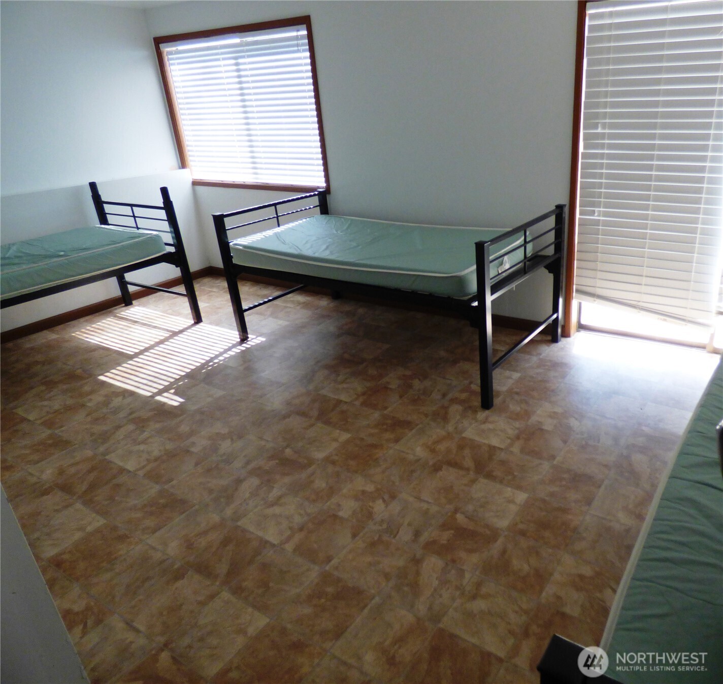 543 Jack Wells Road Bridgeport, WA 98813 - Photo 20 of 24 a living room with furniture and a window
