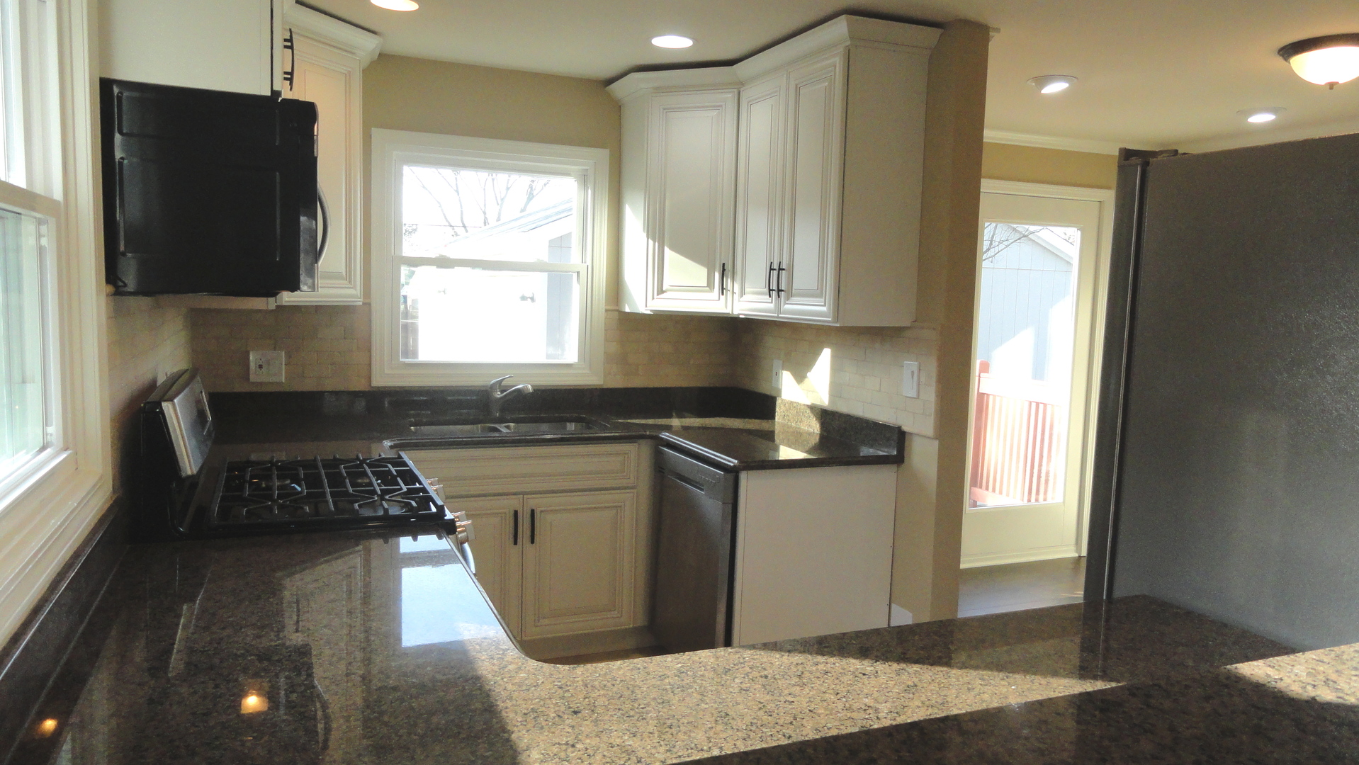 320 Iowa Avenue Addison, IL 60101 - Photo 4 of 21