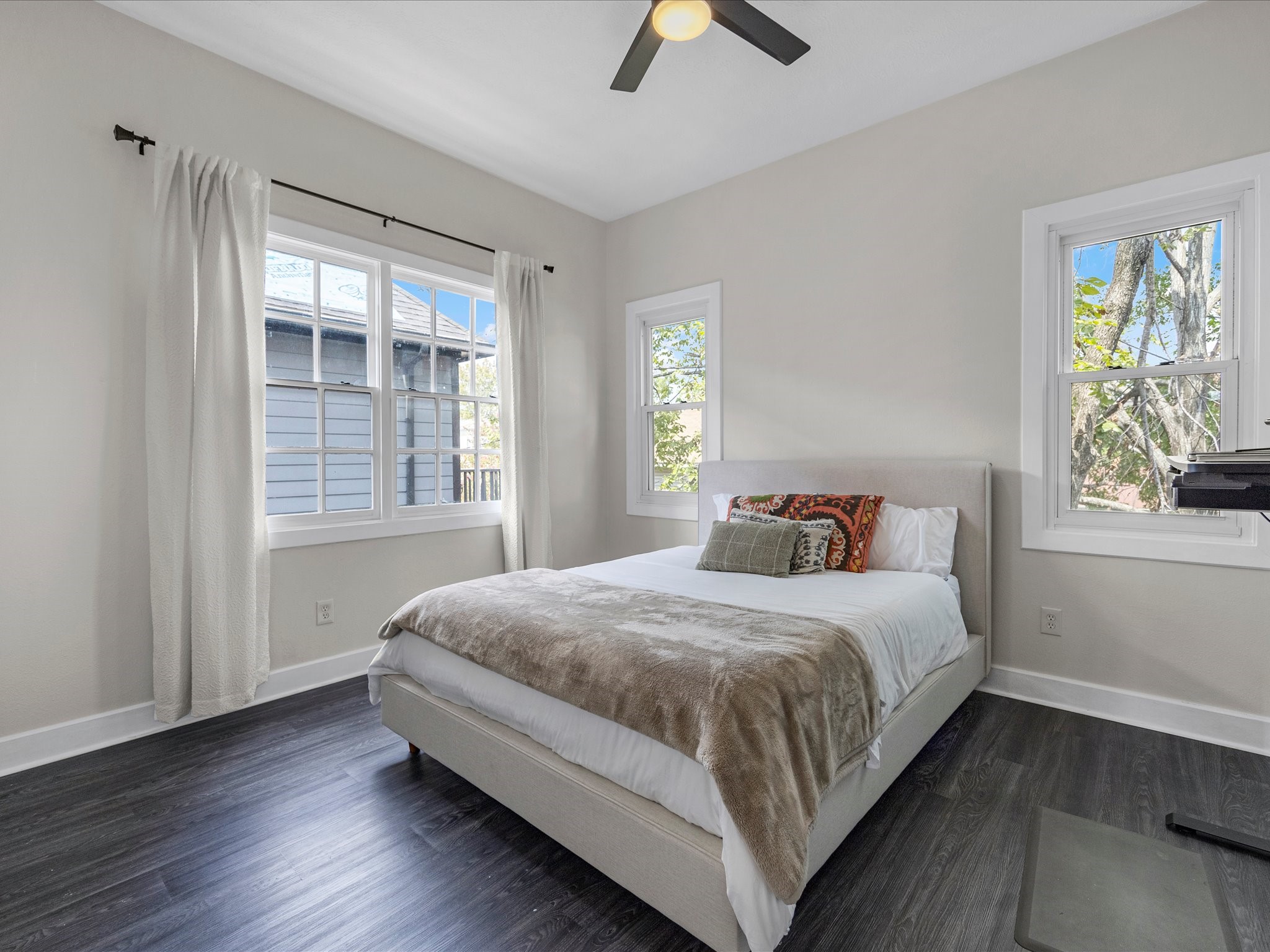 403 East 25th Street Houston, TX 77008 - Photo 12 of 16 a bedroom with a bed a window and painting on the wall