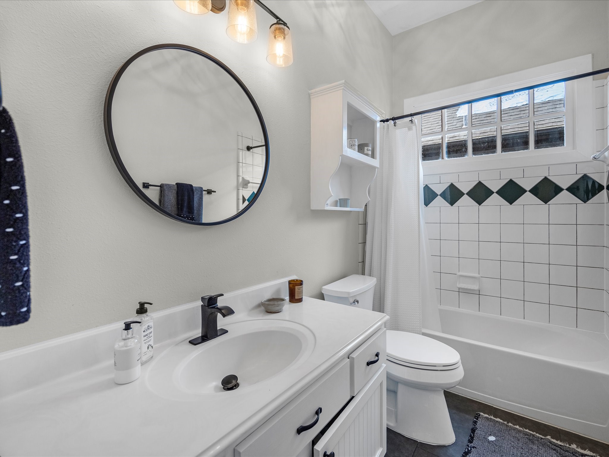 403 East 25th Street Houston, TX 77008 - Photo 13 of 16 a bathroom with a sink a toilet and a mirror
