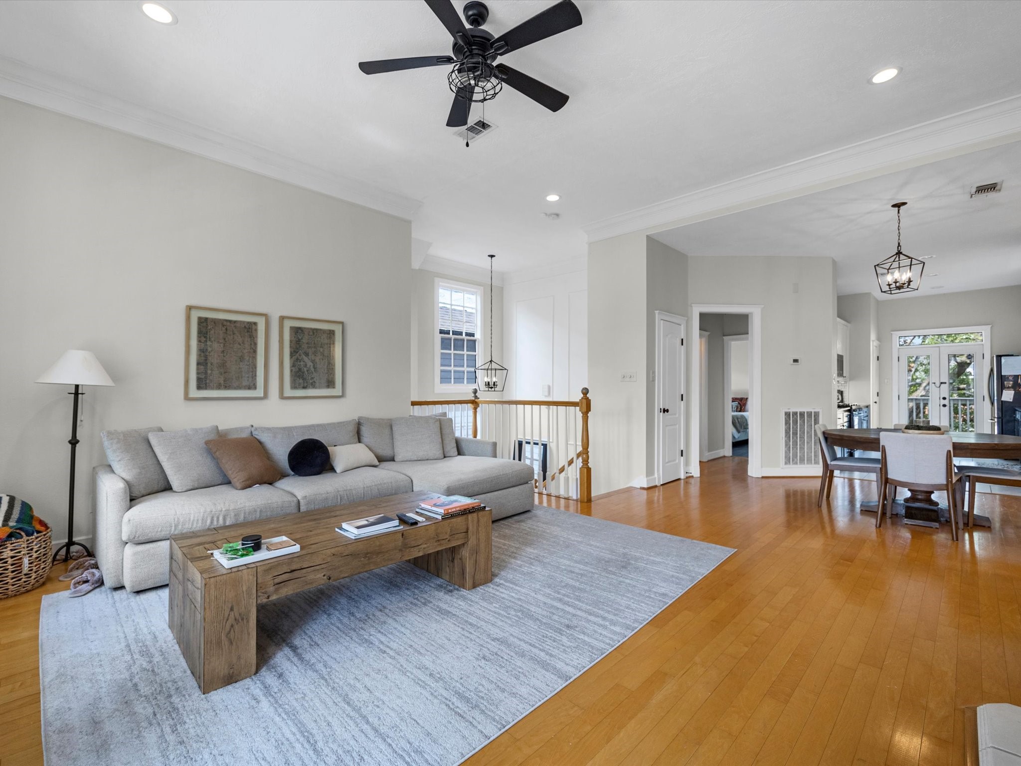 403 East 25th Street Houston, TX 77008 - Photo 3 of 16 a living room with furniture and a wooden floor