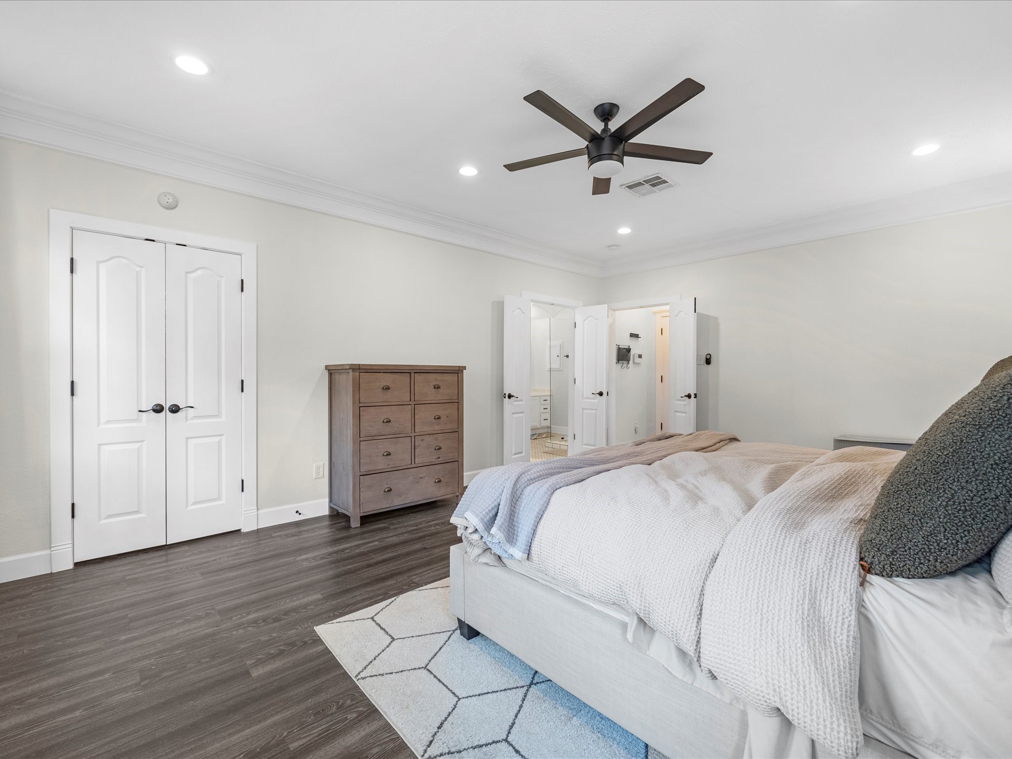 403 East 25th Street Houston, TX 77008 - Photo 9 of 16 a spacious bedroom with a bed and a ceiling fan