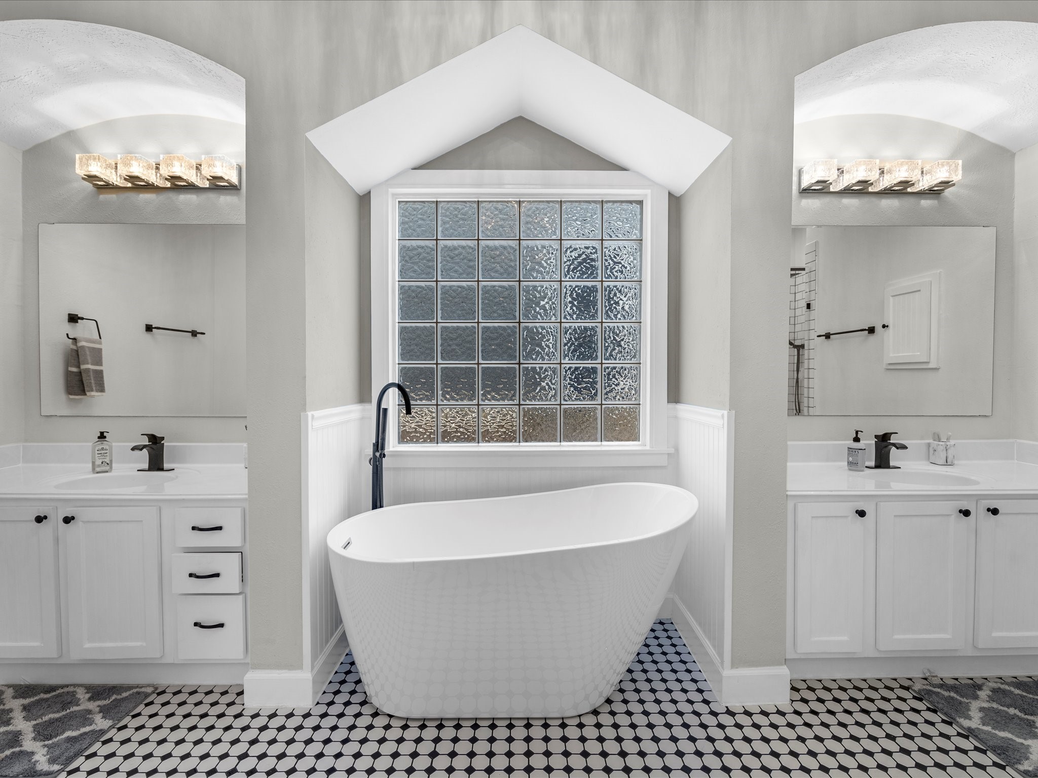 403 East 25th Street Houston, TX 77008 - Photo 10 of 16 a bathroom with a bathtub a sink a window and a mirror