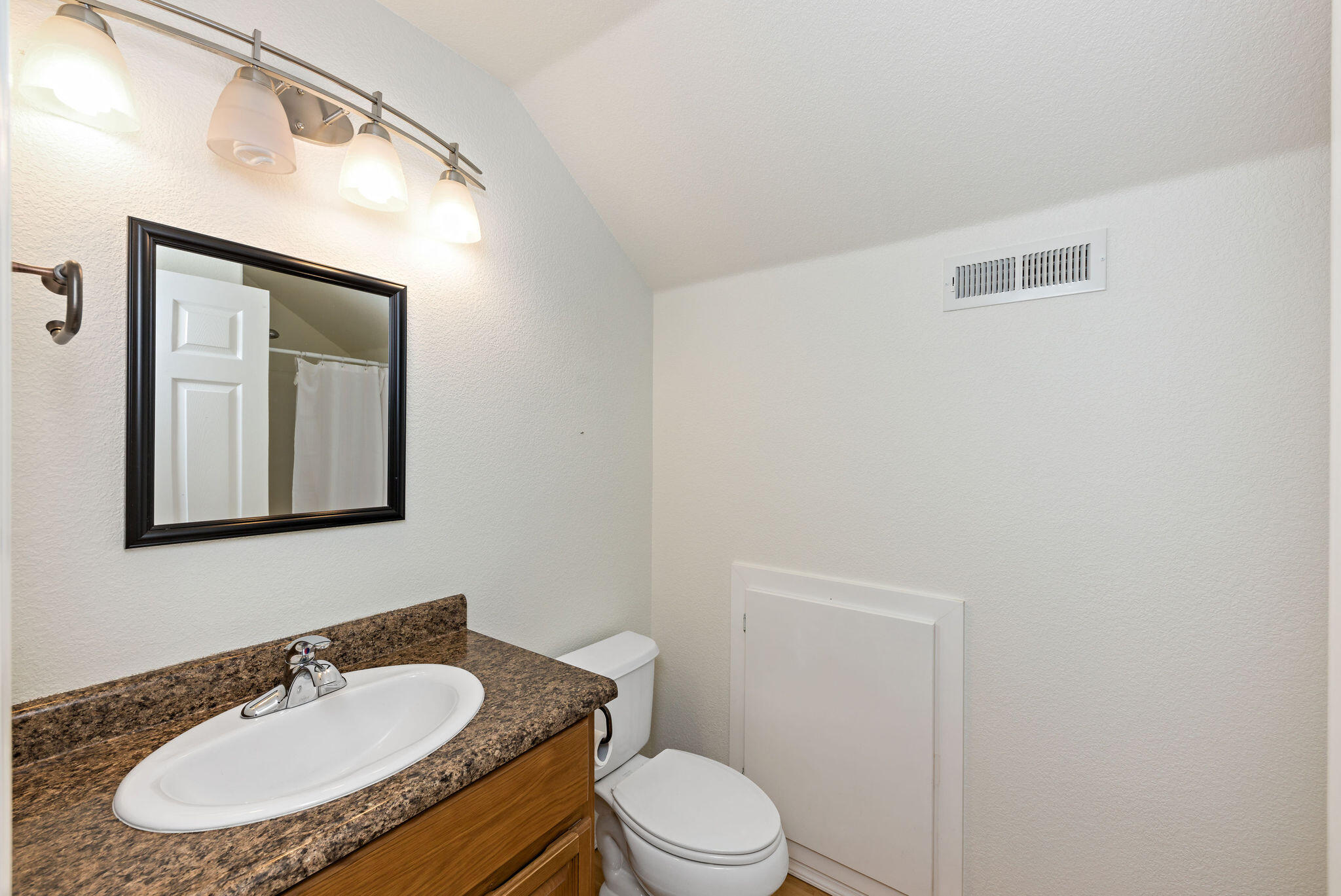 10523 Lower River Road Grants Pass, OR 97526 - Photo 26 of 58 Full bath upstairs.