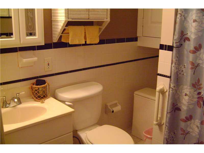 959 Harper Road Crescent, PA 15046 - Photo 20 of 24 Full Bath. Main level bath.