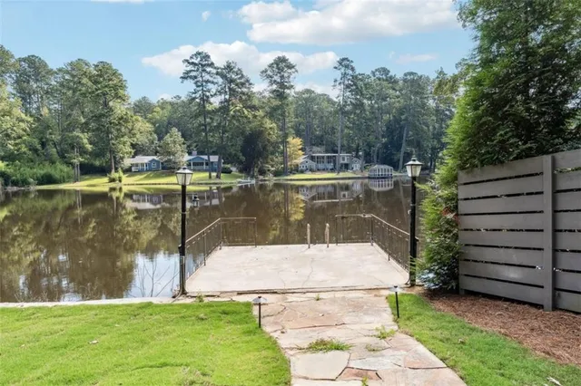 a view of a backyard