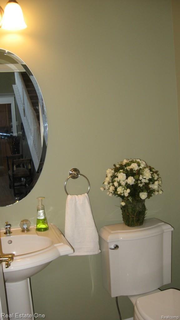 565 Timber Ridge Drive Highland, MI 48357 - Photo 19 of 55 TR Half Bath.jpg