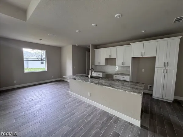 $2,400 | 915 Marconi Loop, LaBelle, FL 33935