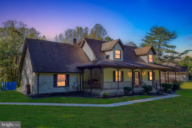a view of house with a yard