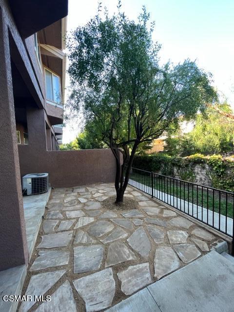 279 North Skyline Drive Thousand Oaks, CA 91362 - Photo 17 of 24 a view of backyard with a small cabin