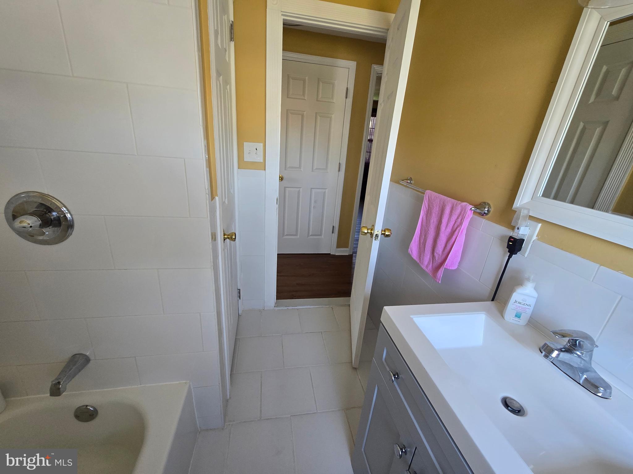 194 Atlantic Avenue Hamilton, NJ 08609 - Photo 17 of 43 a bathroom with a sink and a tub