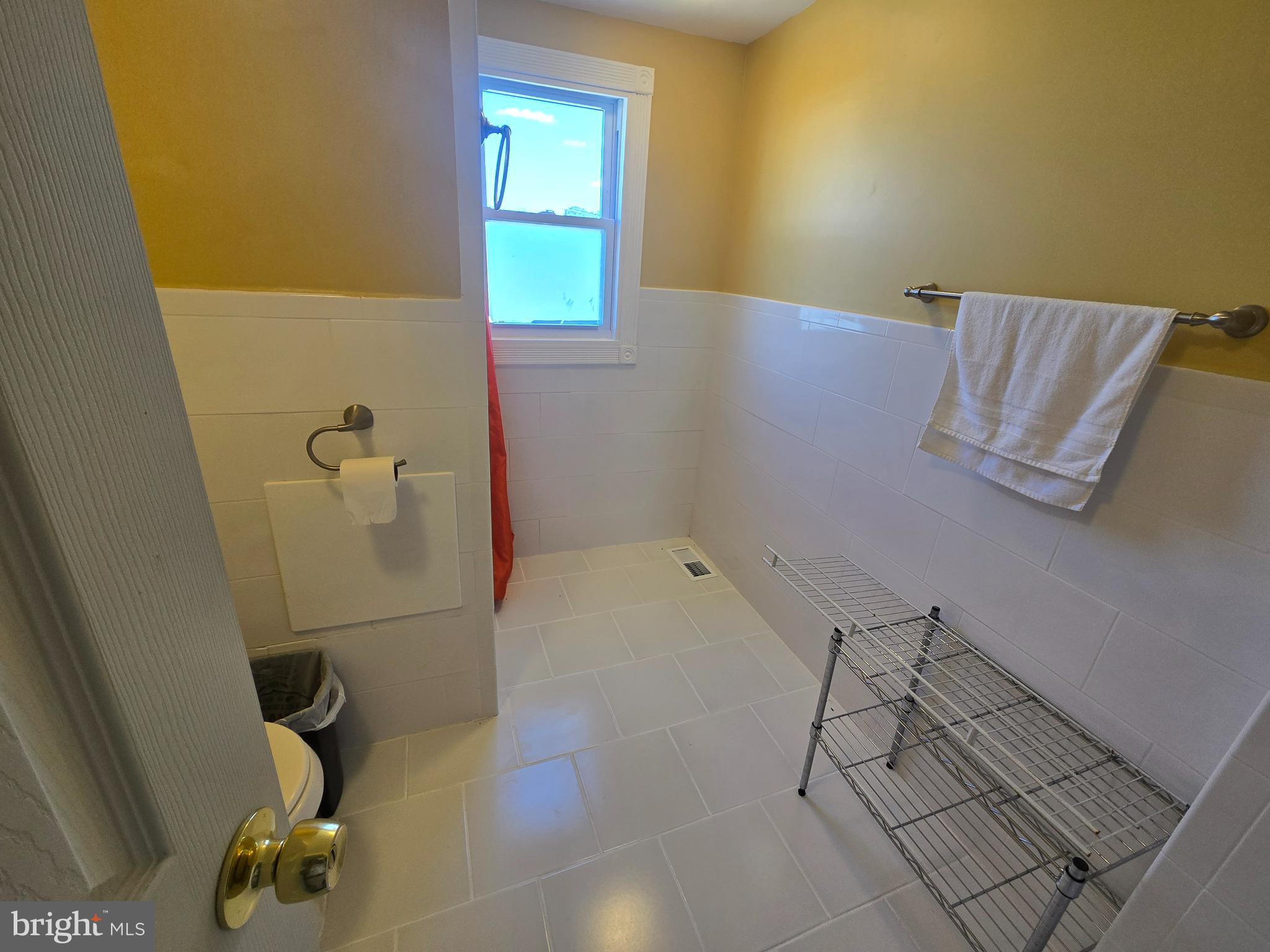 194 Atlantic Avenue Hamilton, NJ 08609 - Photo 27 of 43 a bathroom with a shower