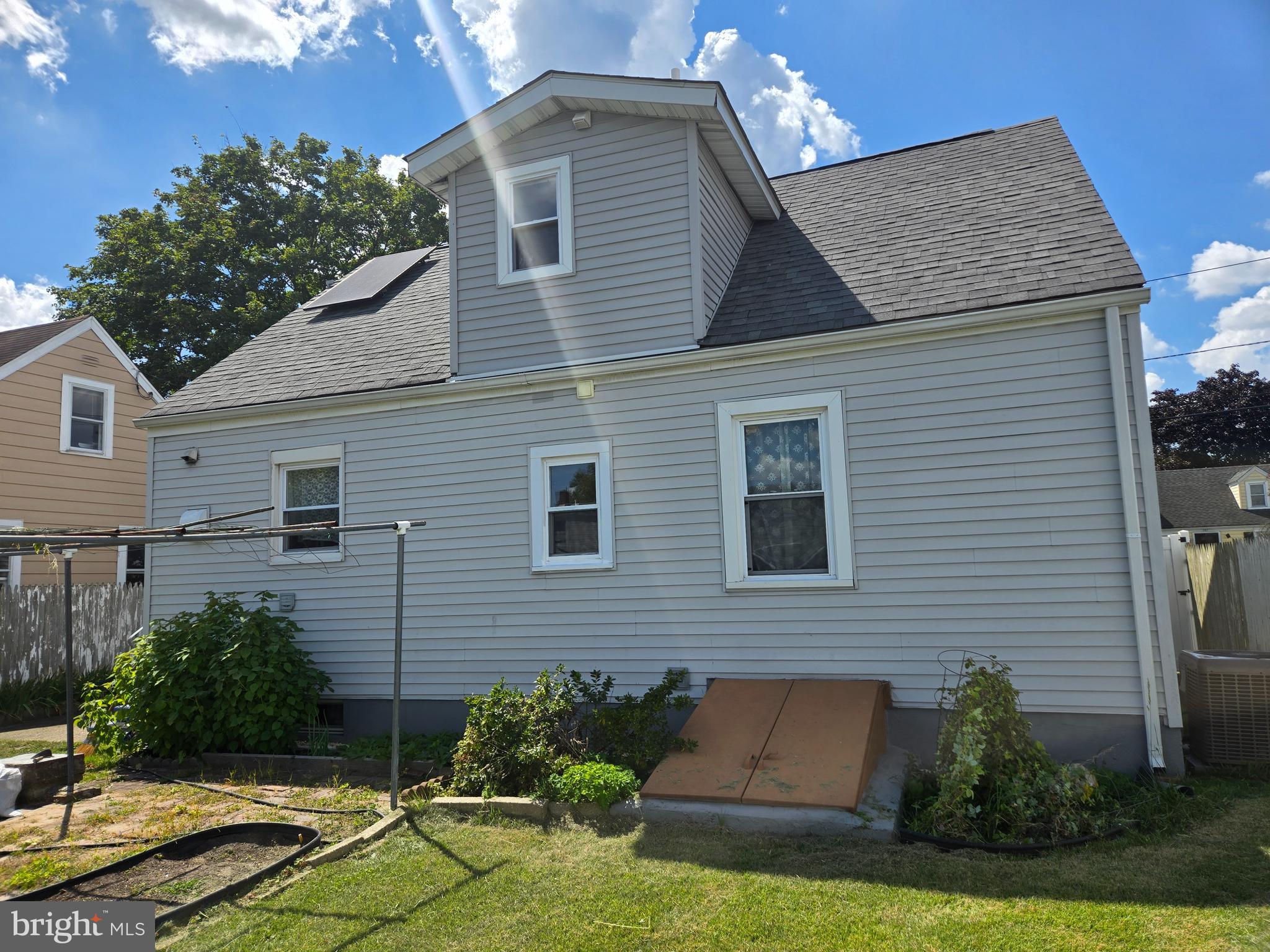 194 Atlantic Avenue Hamilton, NJ 08609 - Photo 6 of 43 a front view of a house with garden
