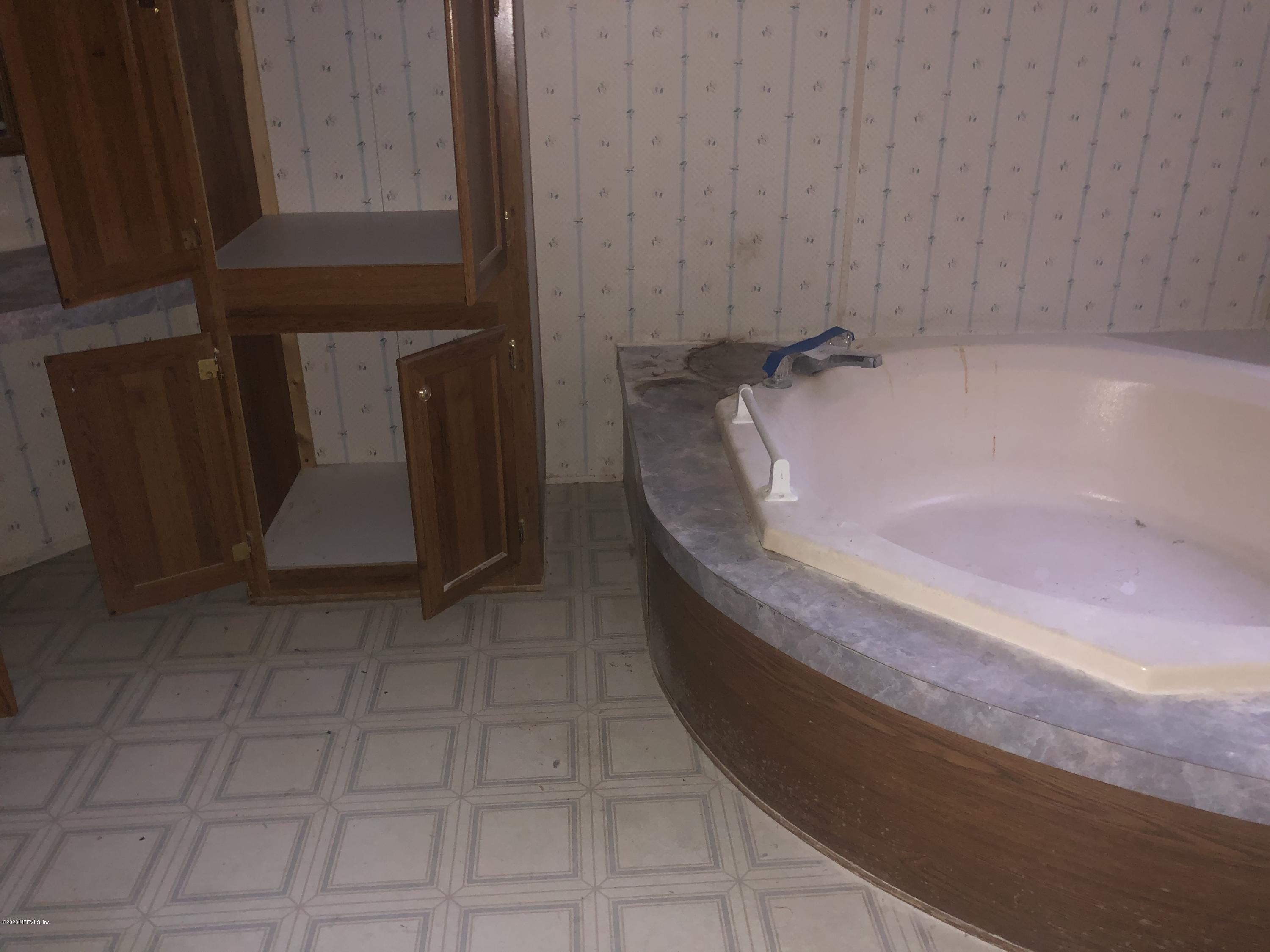 6790 Deer Springs Road Keystone Heights, FL 32656 - Photo 7 of 9 a bath tub sitting in a bathroom