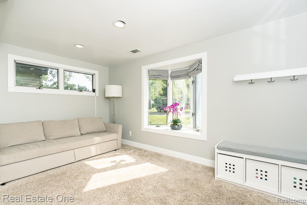 2460 Emmons Avenue Rochester Hills, MI 48307 - Photo 5 of 45