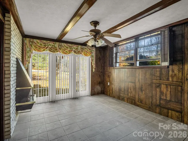 a view of a livingroom with furniture