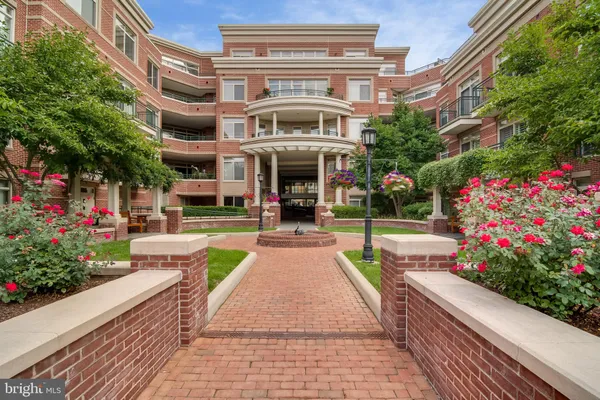 a view of a lake with houses in back