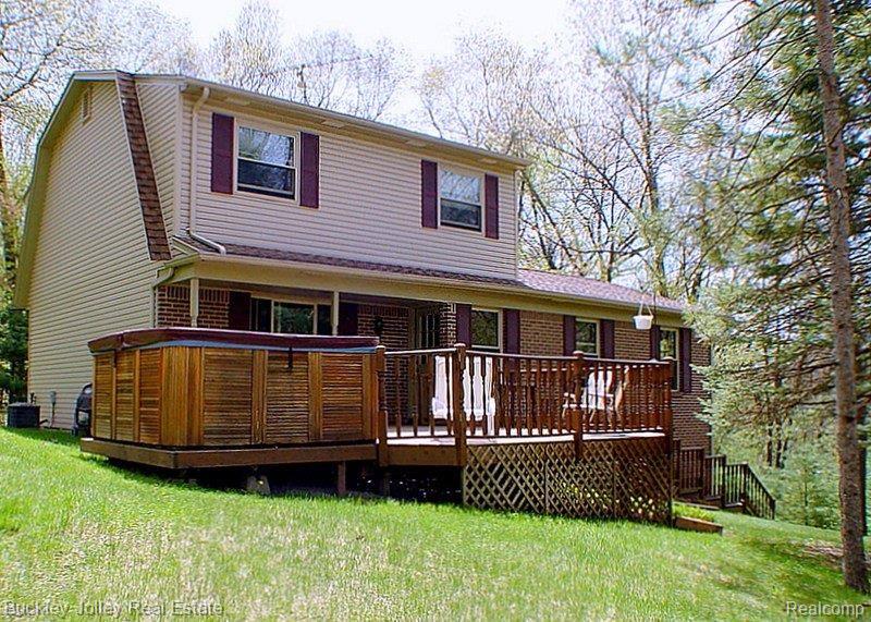 8125 Teahen Road Brighton, MI 48116 - Photo 2 of 21 Brick and Vinyl.jpg