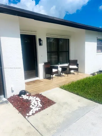 a view of outdoor space yard and porch