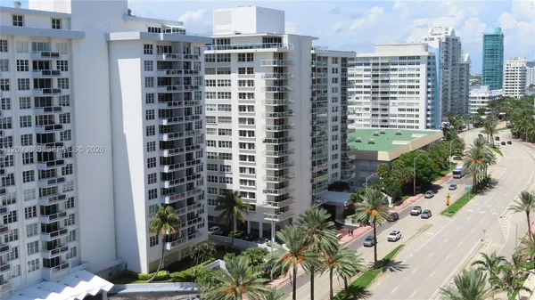 $2,700 | 5750 Collins Avenue, Unit 11K, Miami Beach, FL 33140