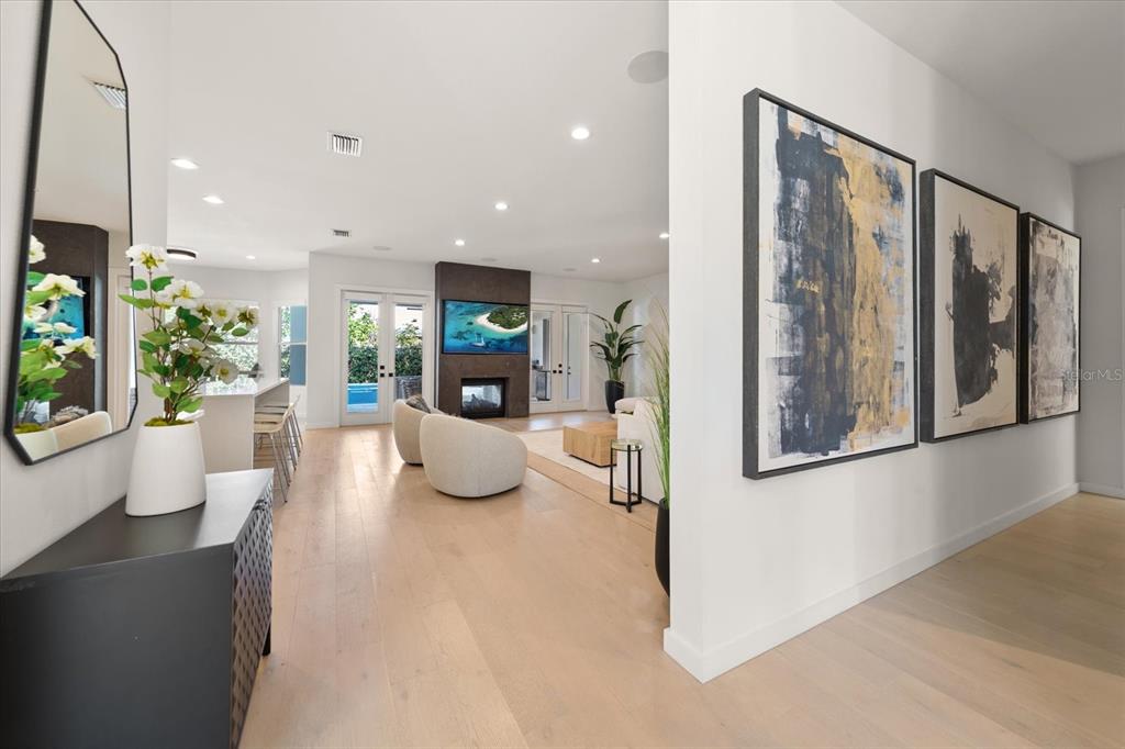 3901 West Granada Street Tampa, FL 33629 - Photo 15 of 45 a view of a living room and entryway