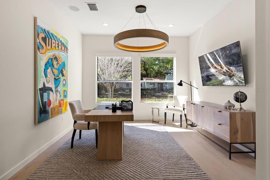 3901 West Granada Street Tampa, FL 33629 - Photo 23 of 45 a living room with furniture and a table