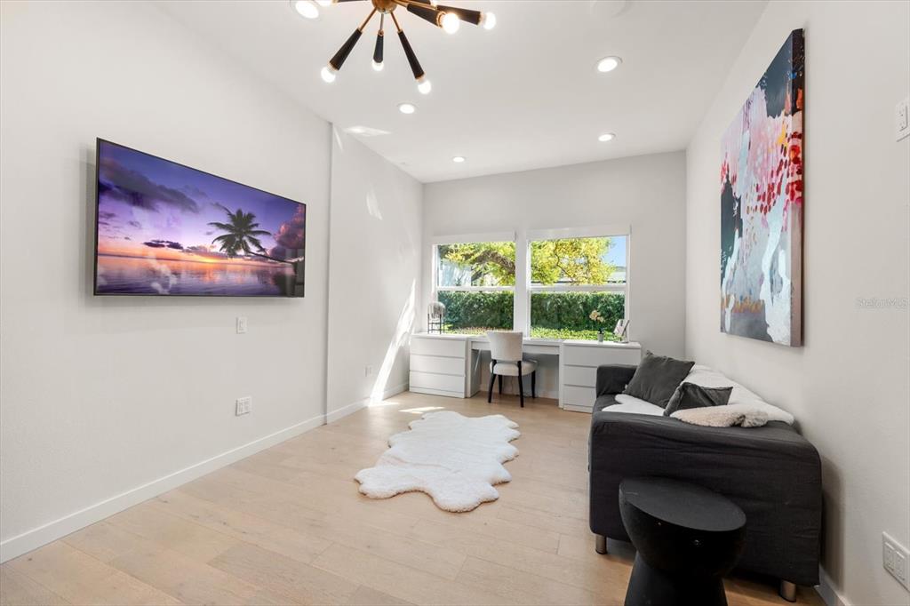 3901 West Granada Street Tampa, FL 33629 - Photo 38 of 45 a living room with furniture and a large window