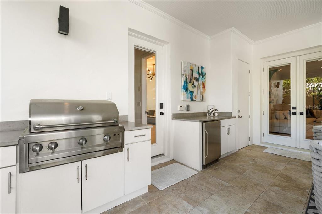 3901 West Granada Street Tampa, FL 33629 - Photo 41 of 45 a kitchen with a stove and a sink