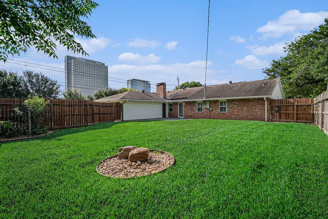 a view of a house with a backyard