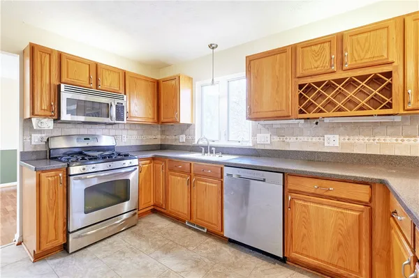 $399,900 | 305 Alverstone Way, Henrietta, NY 14586