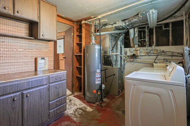 a view of a storage & utility room with washer and dryer
