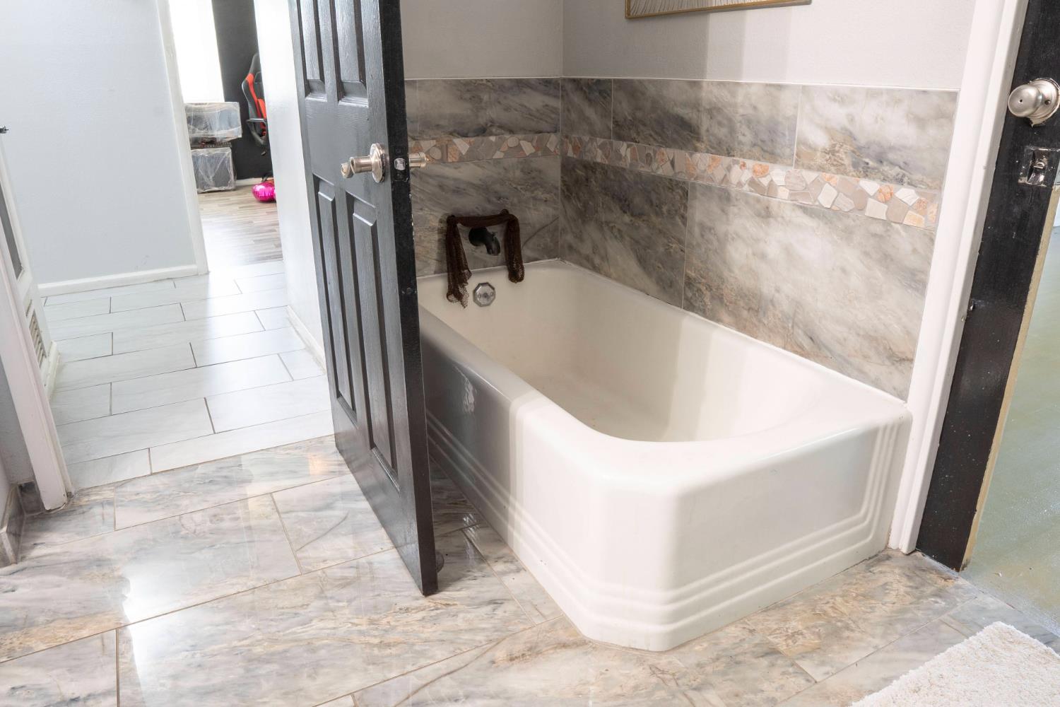 3662 North Angus Street Fresno, CA 93726 - Photo 40 of 67 a bathroom with a bathtub
