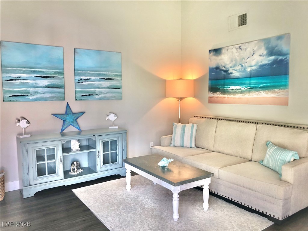 VAULTED CEILINGS AND BEAUTIFUL DECOR!