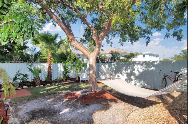 a view of a backyard