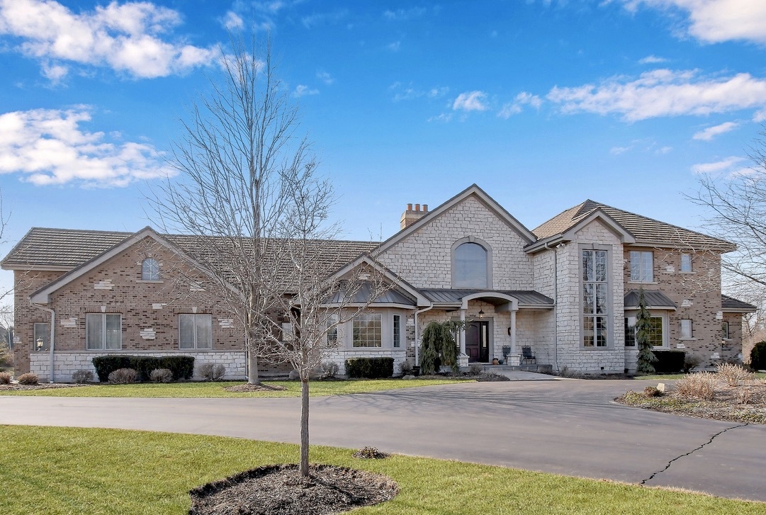 17451 Bridle Trail Road Gurnee, IL 60031 - Photo 4 of 121 a front view of a house with garden
