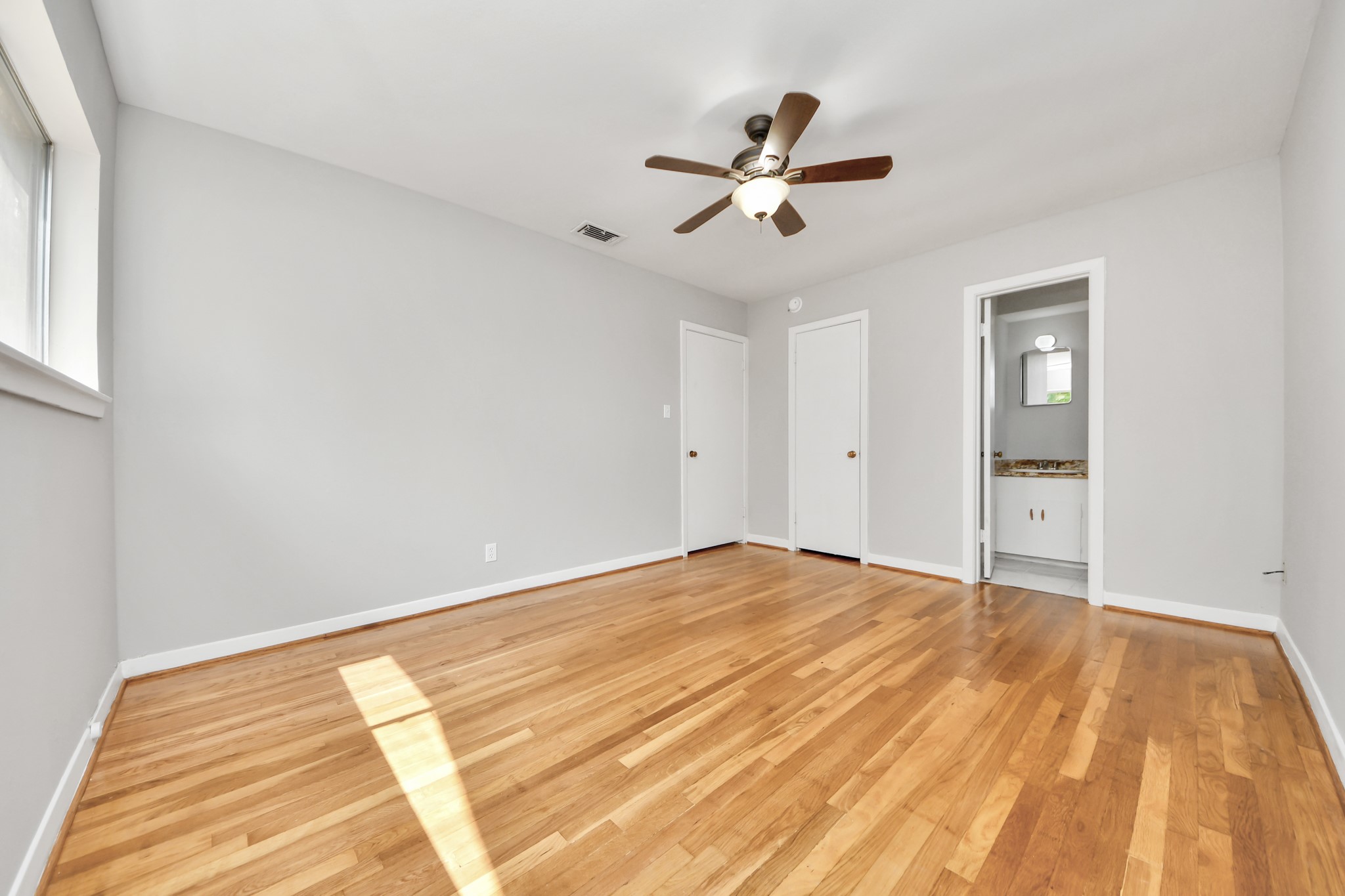 1923 Springrock Lane Houston, TX 77080 - Photo 26 of 46 Primary bedroom