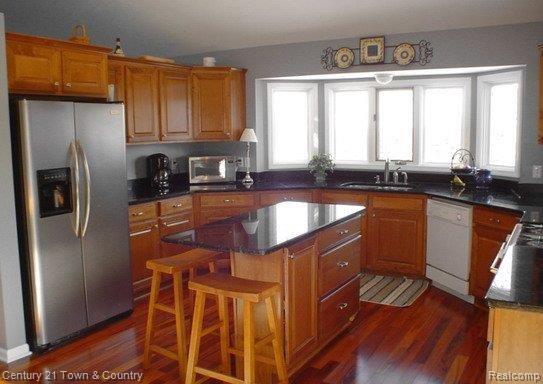 174 Bellshire Lane Rochester, MI 48307 - Photo 4 of 23 Kitchen w/Granite