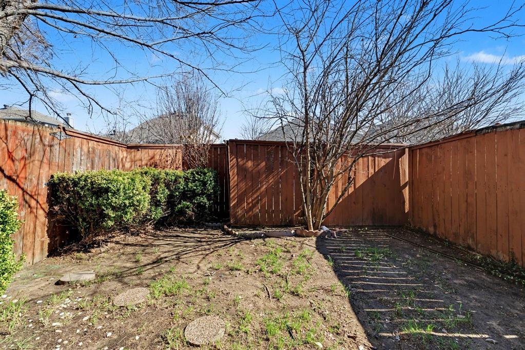6921 Hominy Ridge Rowlett, TX 75089 - Photo 26 of 27 a view of a backyard of the house