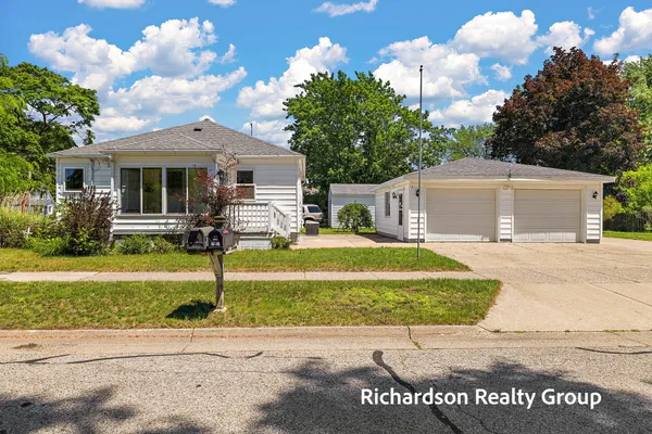 $309,900 | 1702 Waverly Avenue, Grand Haven, MI 49417