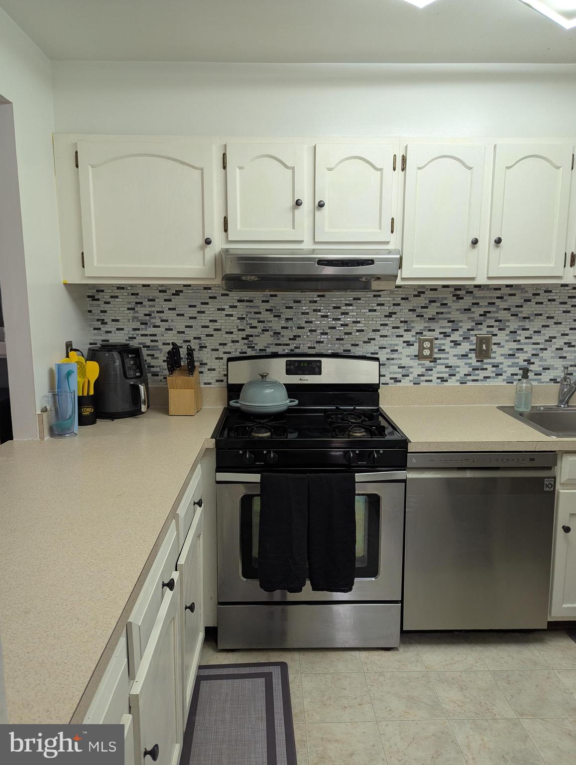 5940 Cove Landing Road, Unit 304 Burke, VA 22015 - Photo 5 of 13 Kitchen view 1