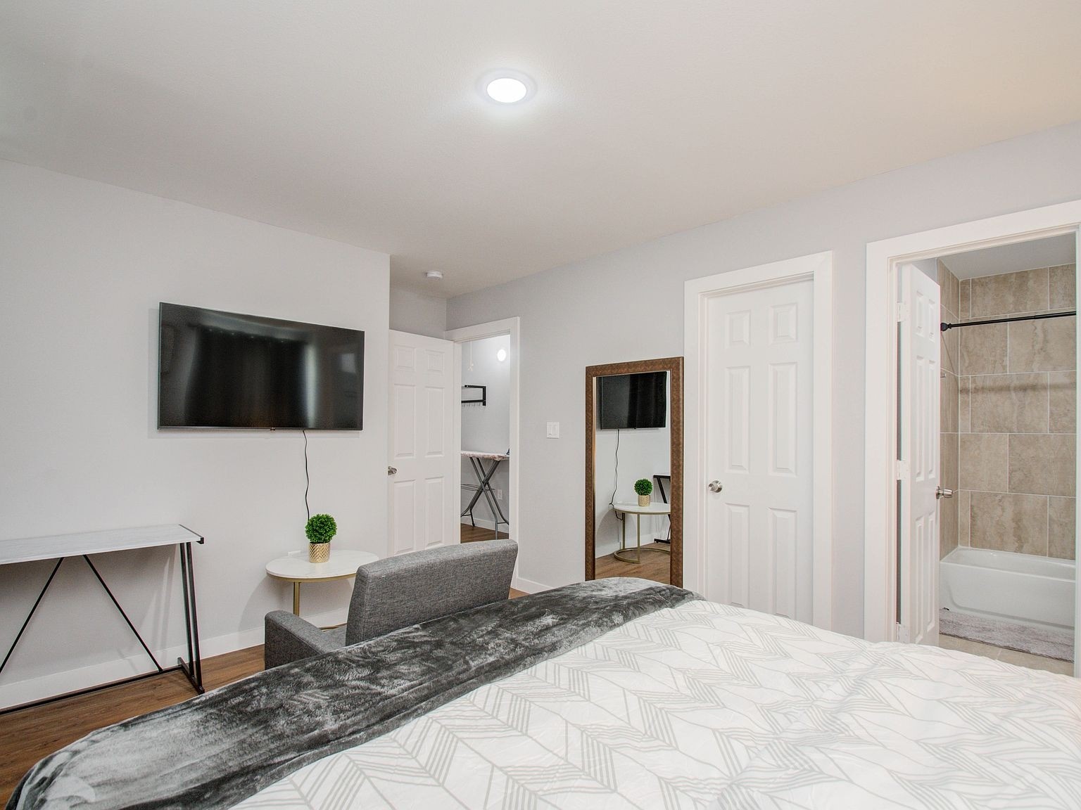 6610 Haight Street, Unit A Houston, TX 77028 - Photo 15 of 31 a living room with furniture and a flat screen tv