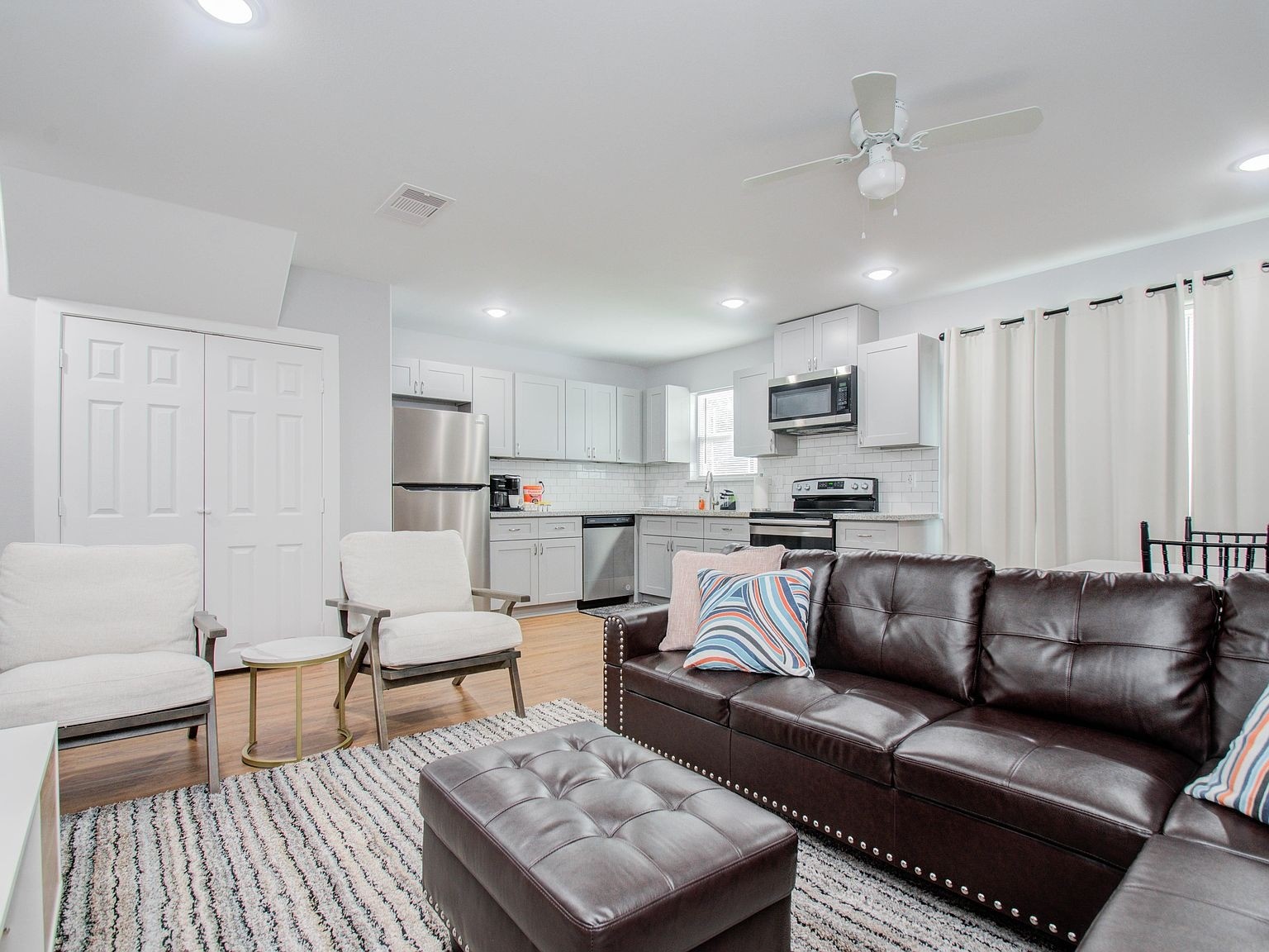 6610 Haight Street, Unit A Houston, TX 77028 - Photo 27 of 31 a living room with furniture and a rug